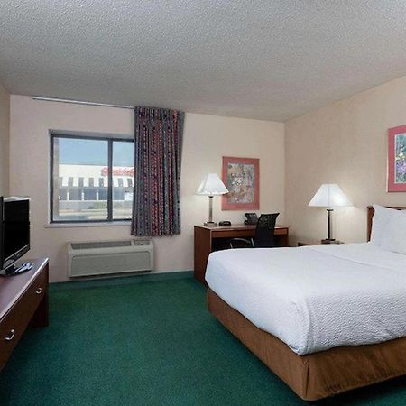 La Quinta Inn By Wyndham Indianapolis East-Post Drive Exterior photo
