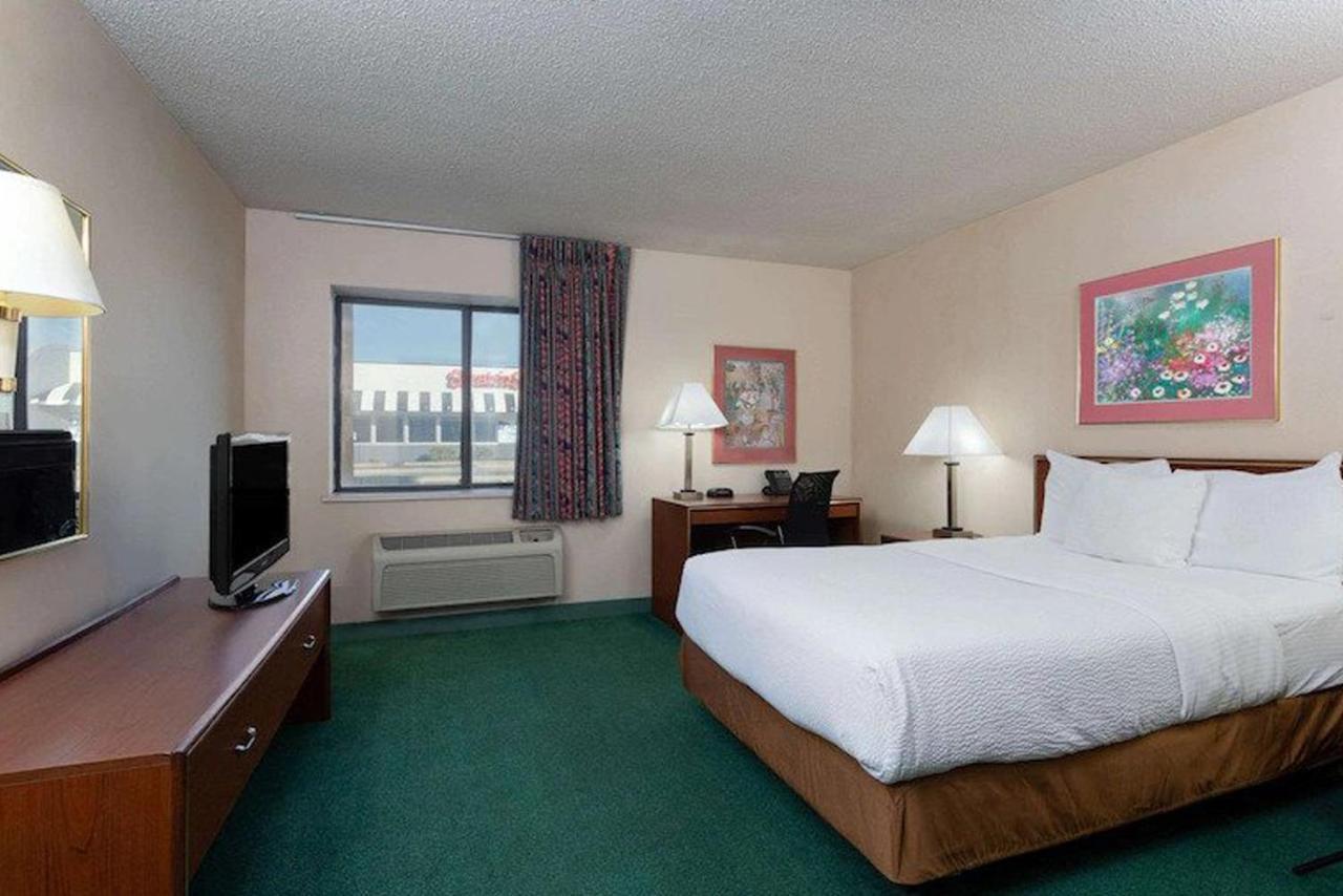 La Quinta Inn By Wyndham Indianapolis East-Post Drive Exterior photo