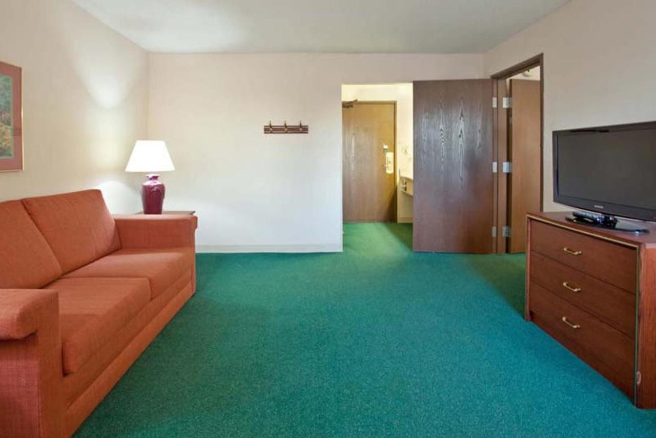 La Quinta Inn By Wyndham Indianapolis East-Post Drive Exterior photo