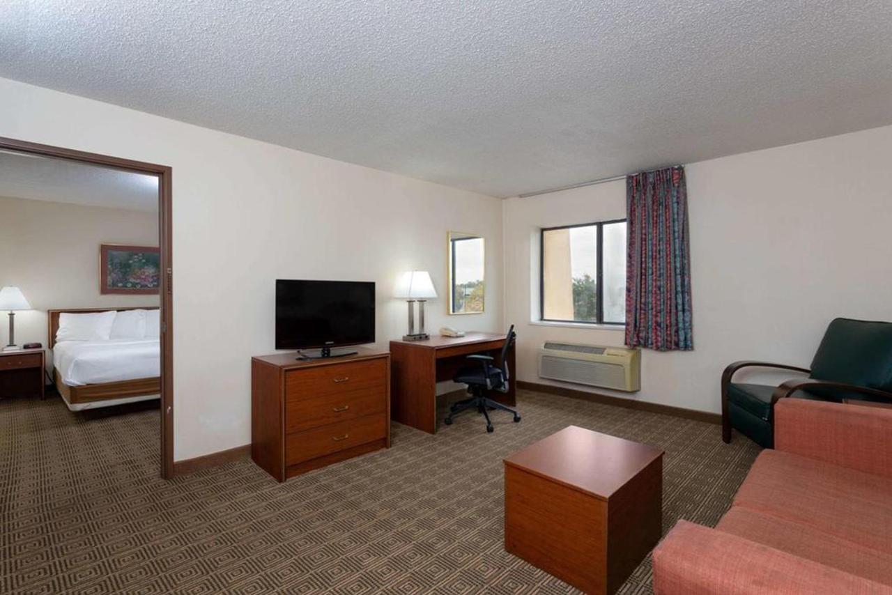 La Quinta Inn By Wyndham Indianapolis East-Post Drive Exterior photo