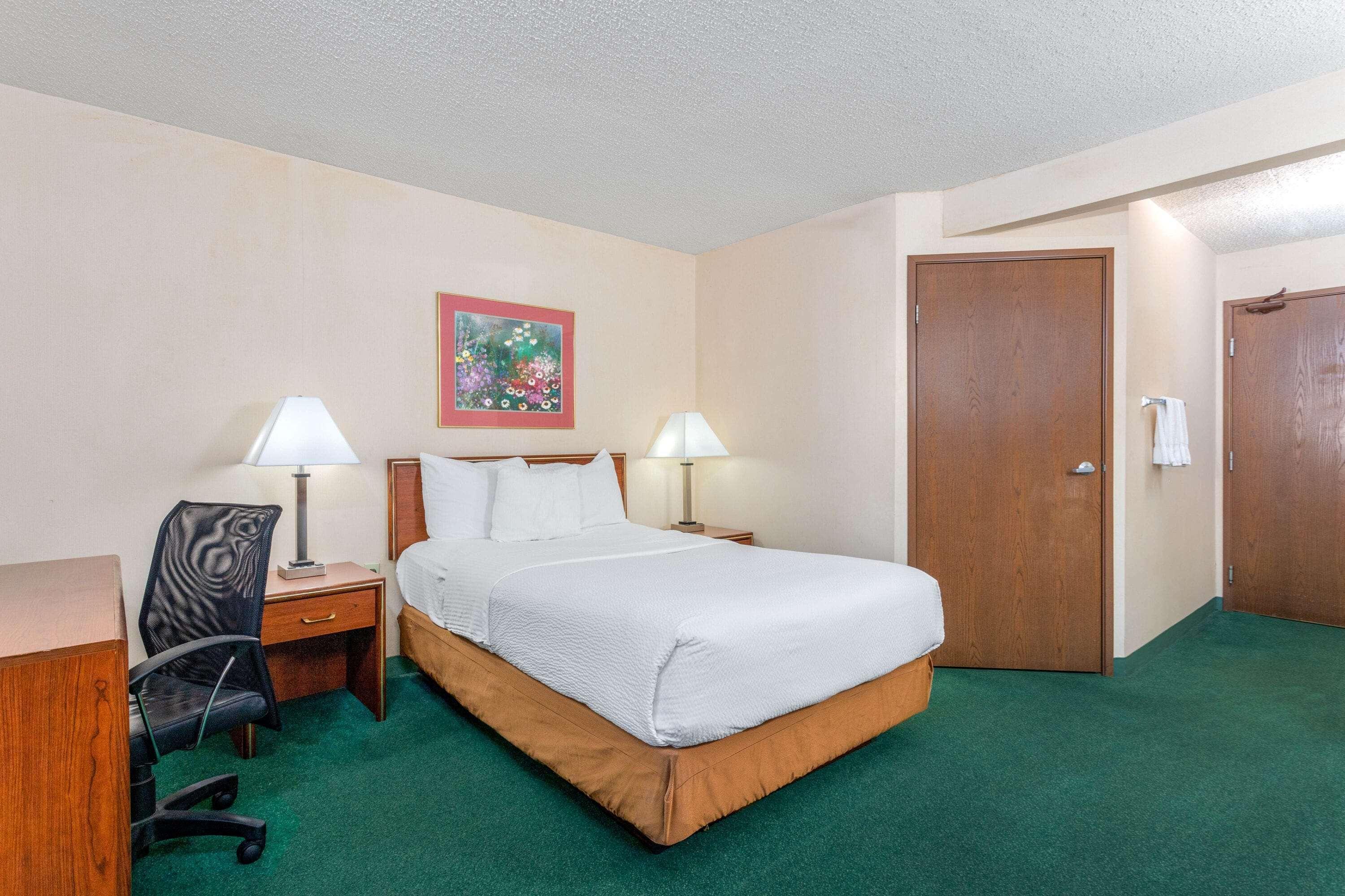 La Quinta Inn By Wyndham Indianapolis East-Post Drive Exterior photo