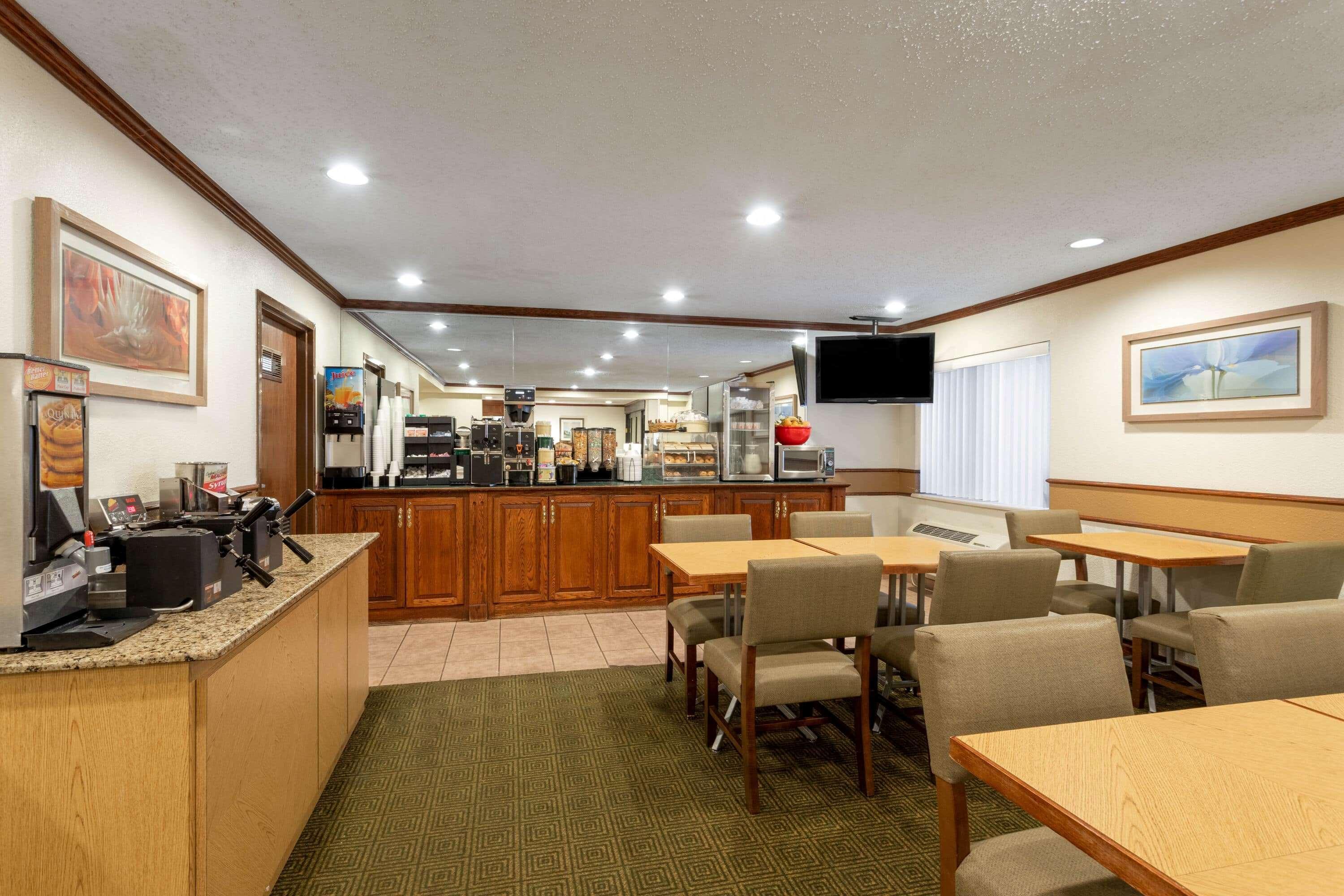 La Quinta Inn By Wyndham Indianapolis East-Post Drive Exterior photo